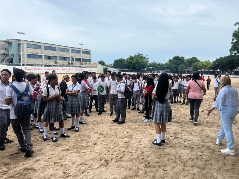 Estudiantes del Colegio La Luz en una cancha