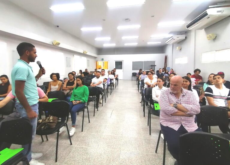 Estudiantes haciendo presentación de sus propuestas durante las clases.