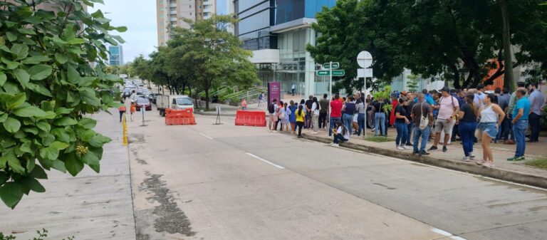 Personas en calle por simulacro de emergencia