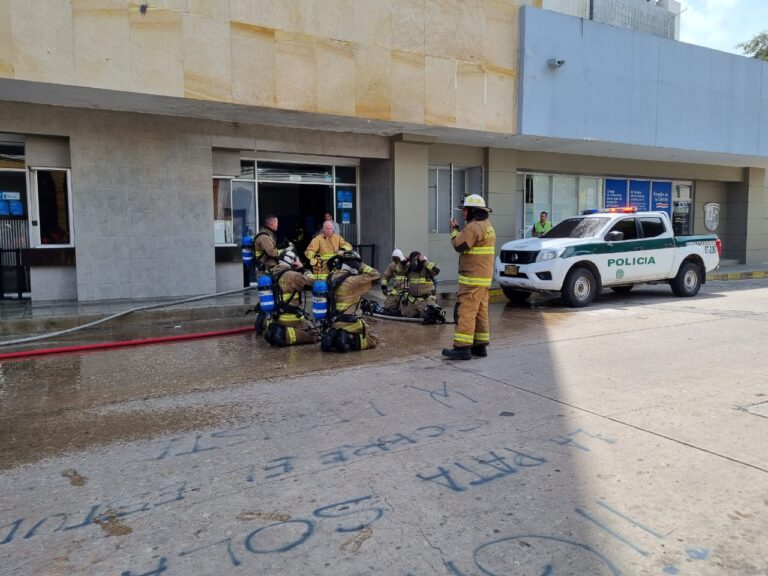 Bomberos y Policía afuera de la Gobernación