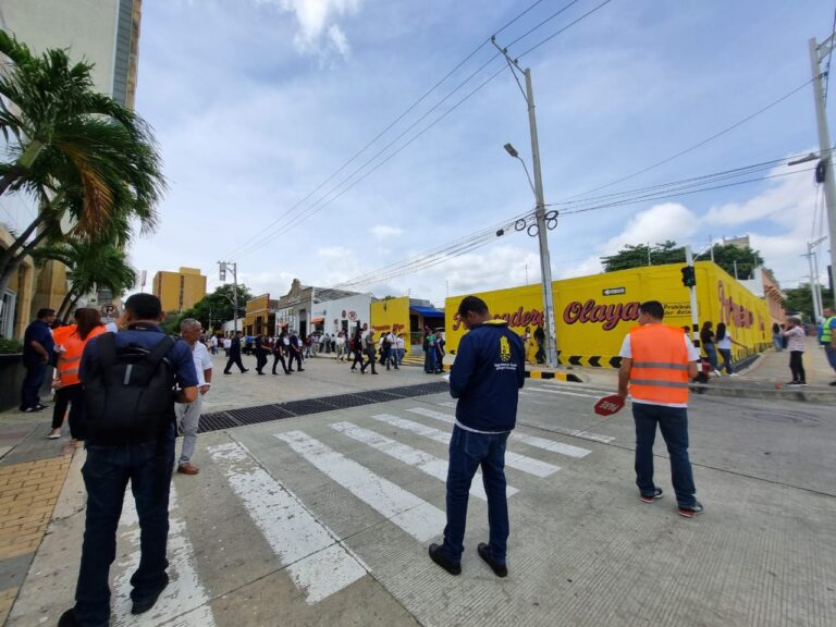 Personas en la calle de la Gobernación