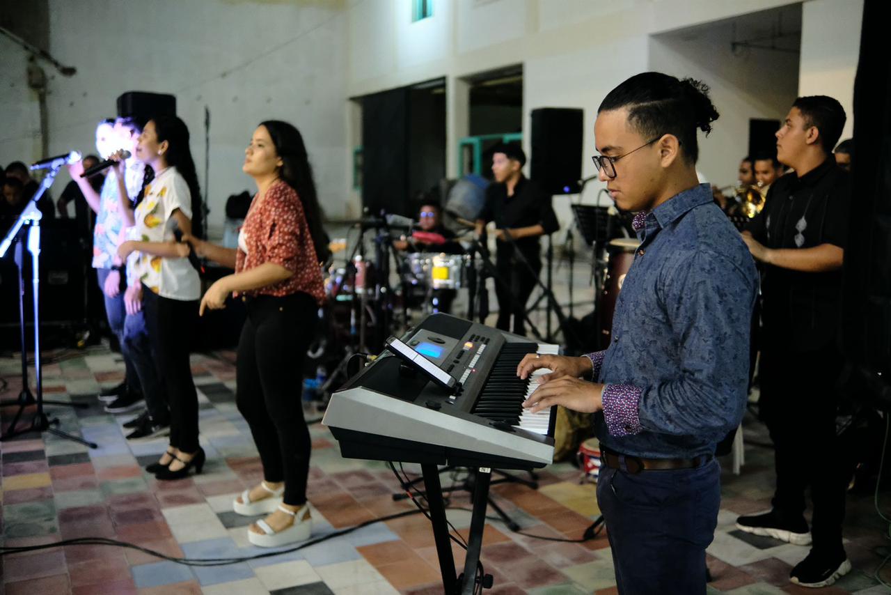 Personas tocando en orquesta