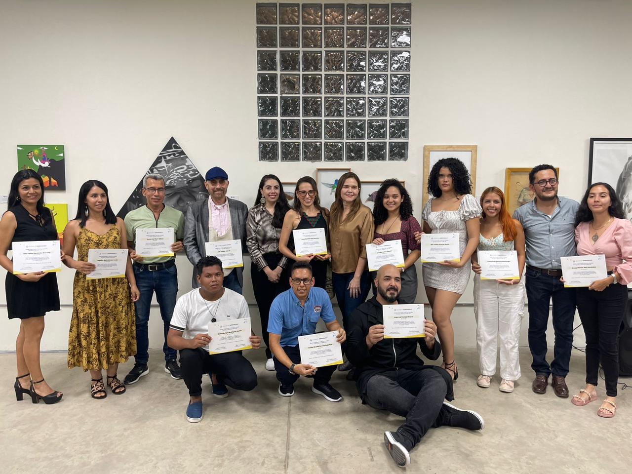 personas posando con diplomas