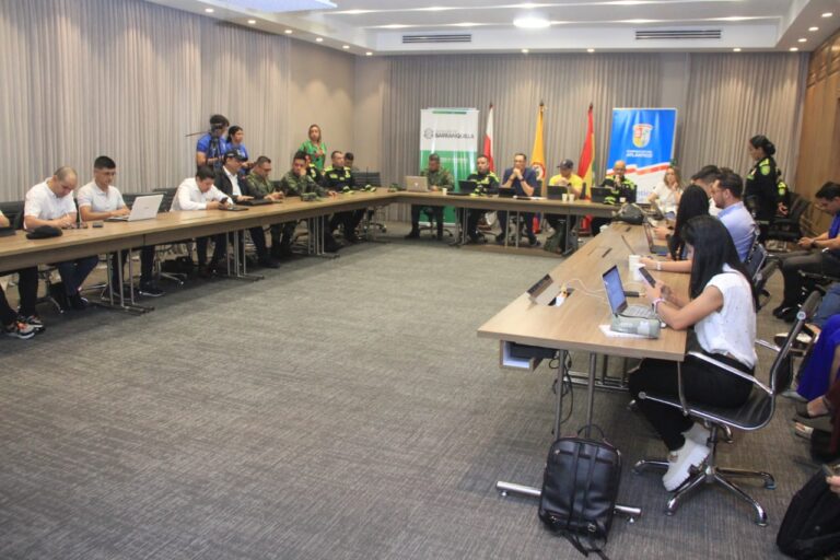 Reunión de entes de seguridad distrital con policías y militares