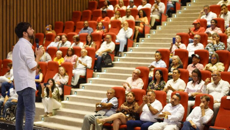 Alcalde Pumarejo dirigiéndose a auditorio