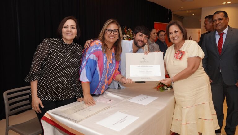 Alcalde Pumarejo posando con graduados