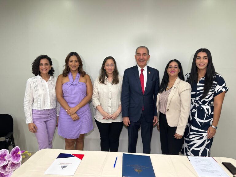 Equipo de la Alcaldía de Barranquilla con el Ministro de Educación de República Dominicana