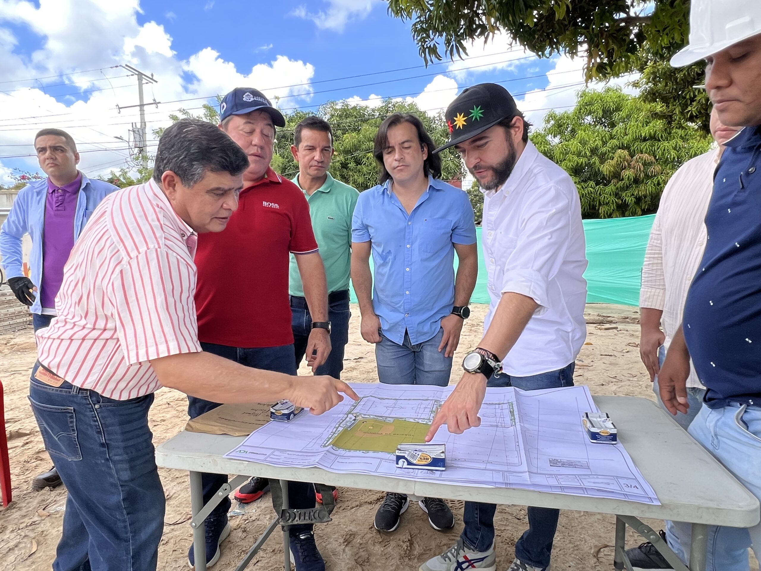 Alcalde Pumarejo observando planos obras