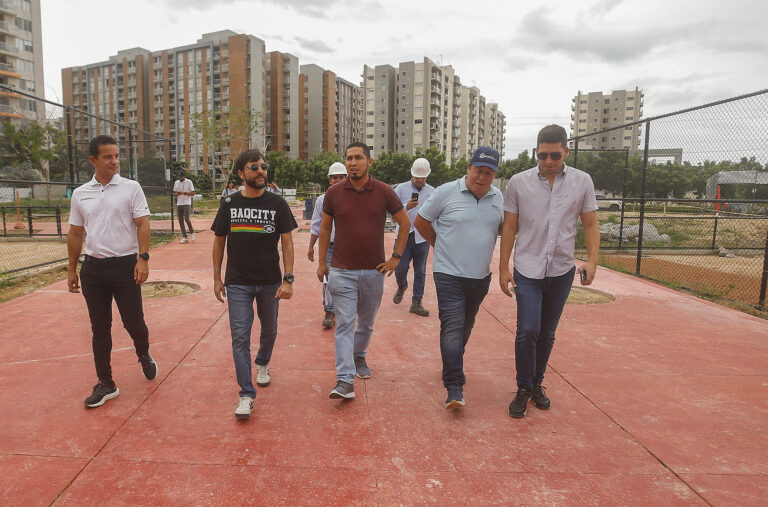 Alcalde Pumarejo visitando Cancha Villa Carolina