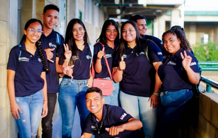 Estudiantes posando en pasillo