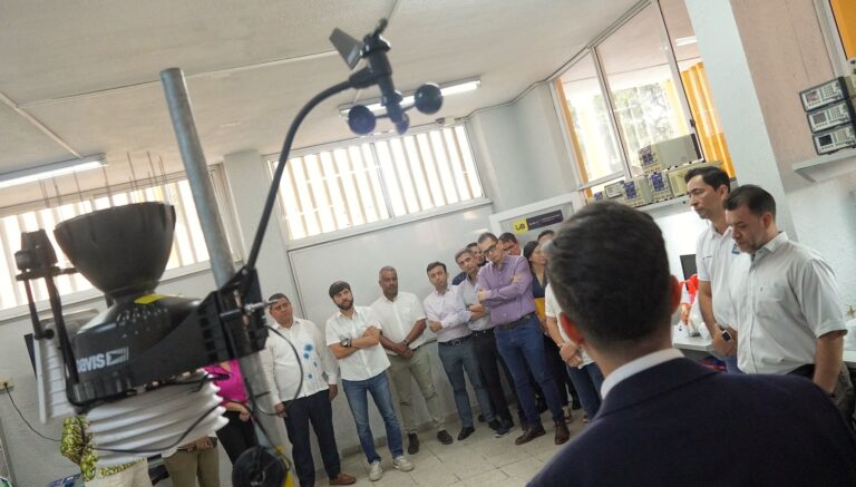 Alcalde Pumarejo con equipo de la IUB