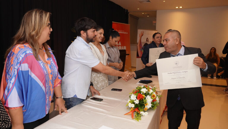 Alcalde Pumarejo dando la mano a graduado