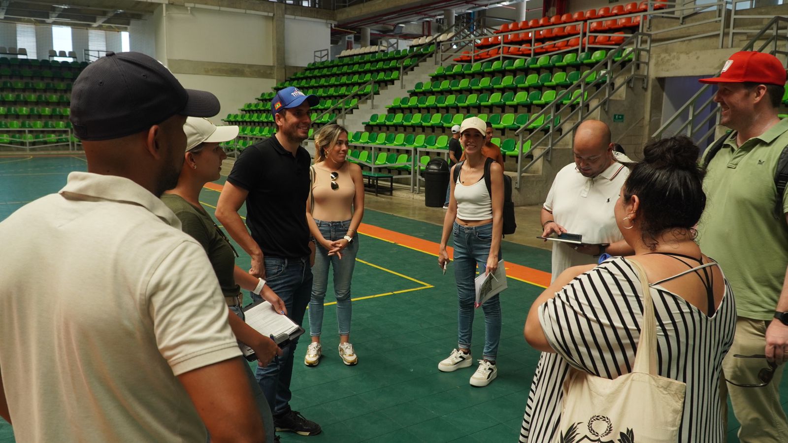 Personas reunidas en coliseo