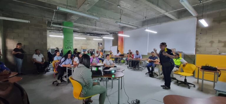 Personas reunidas en un salón