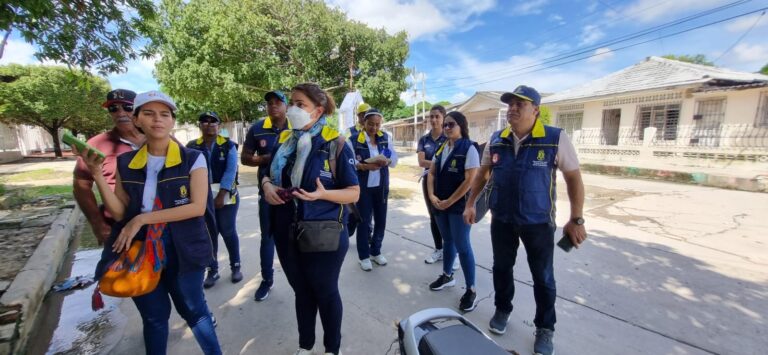 Personas reunidas en la calle