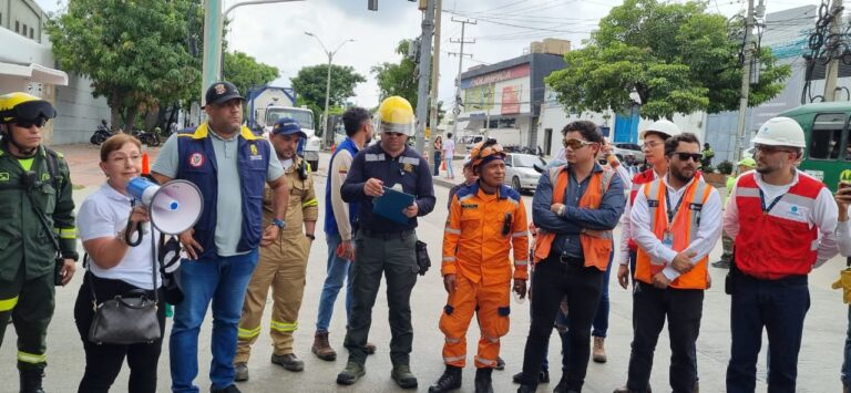 Persona con megáfono dando instrucciones 