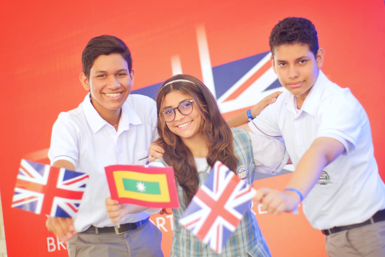 Niños con banderas de Barranquilla y de Inglaterra