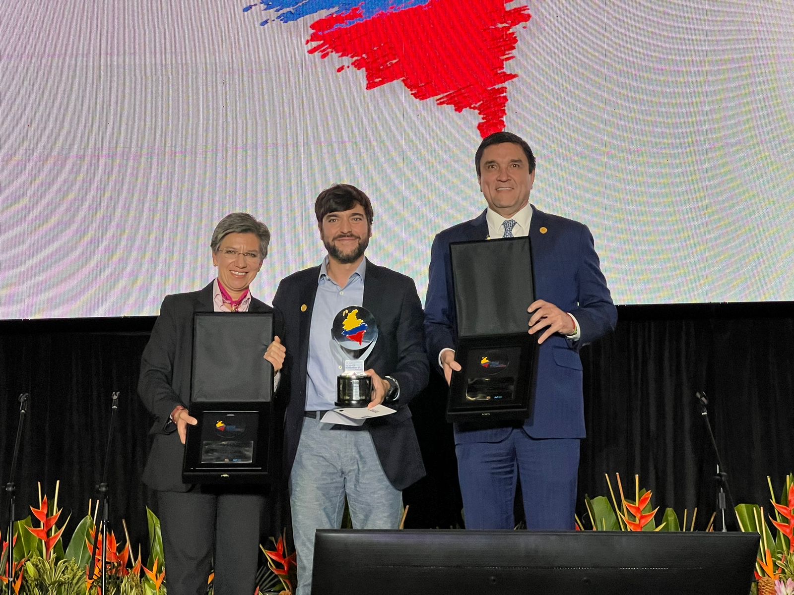 Alcalde Pumarejo recibiendo premio