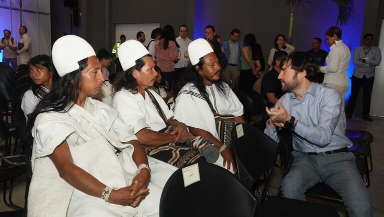 Alcalde Pumarejo conversando con representantes Arhuacos