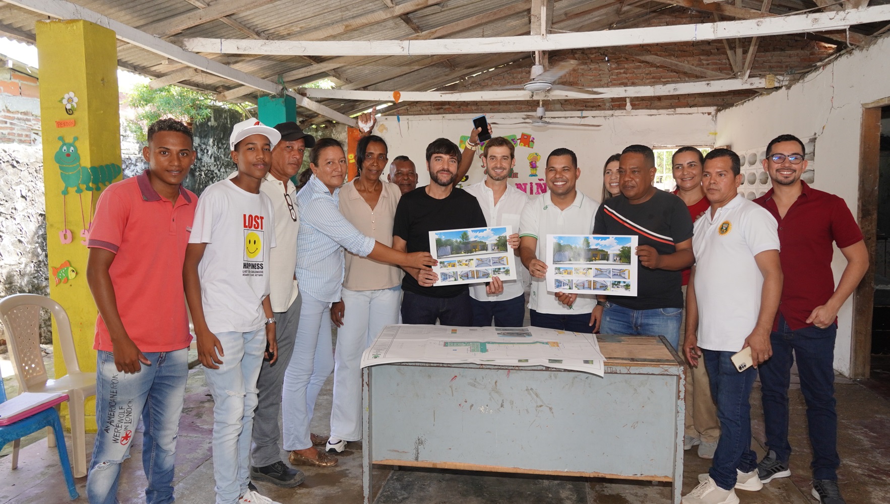 Alcalde Pumarejo junto a un grupo del barrio El Bosque