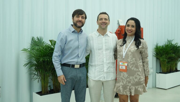 Alcalde Pumarejo posando con dos personas