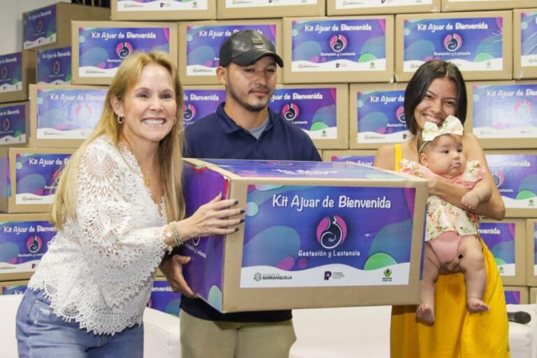 Entrega kit ajuar a familia 