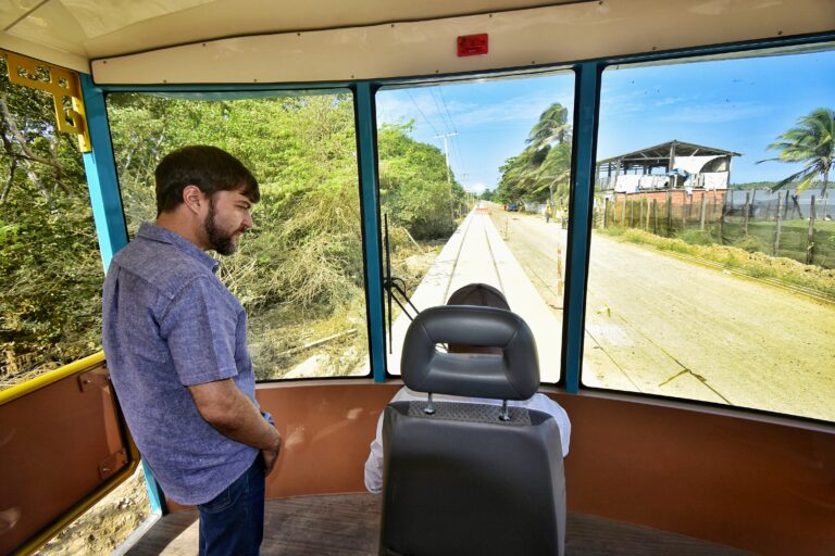 Alcalde Pumarejo en vagón Bocas de Ceniza.