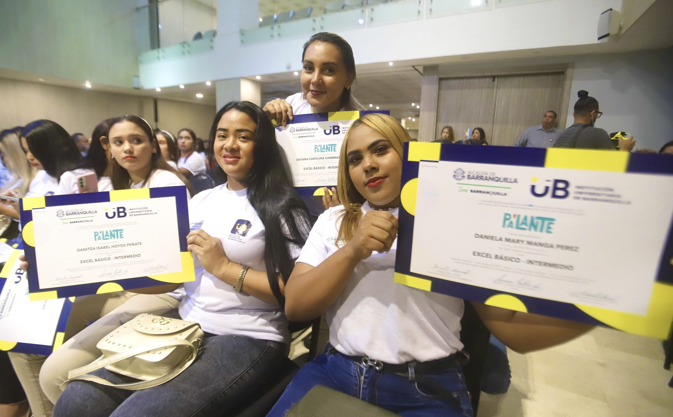 Mueres posando con diplomas