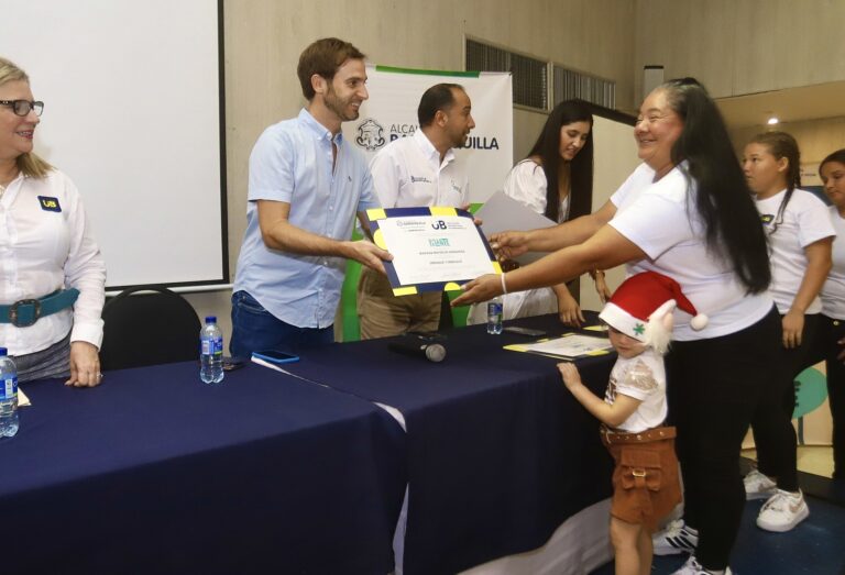 Personas recibiendo diplomas 