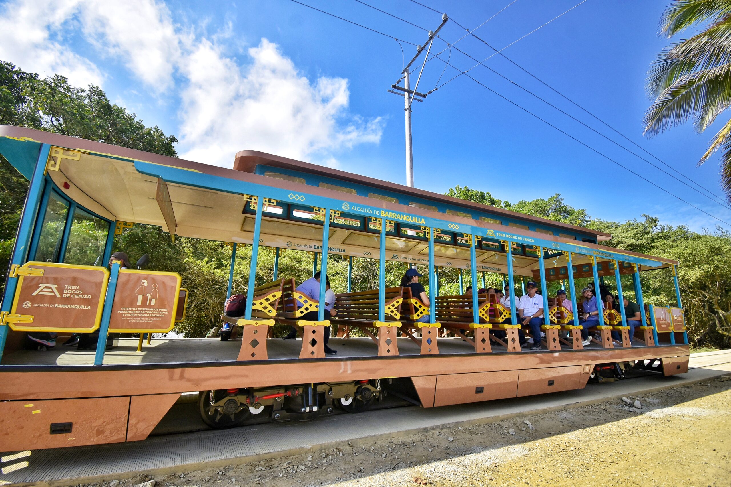 Personas en Vagón tren Bocas de Ceniza