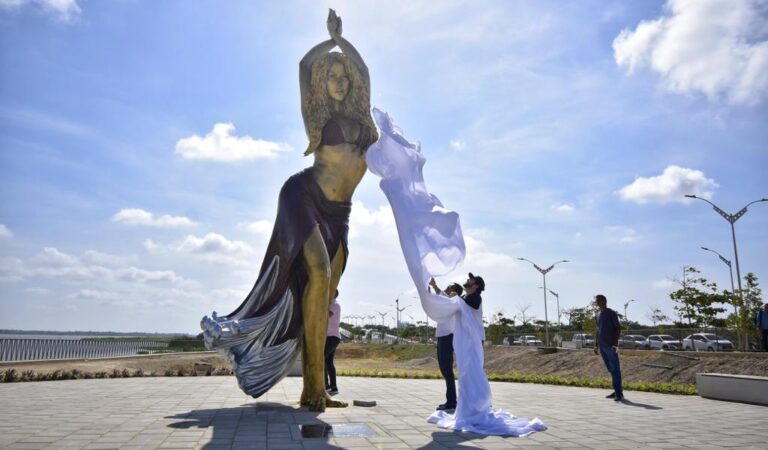 Imagen de la escultura de Shakira