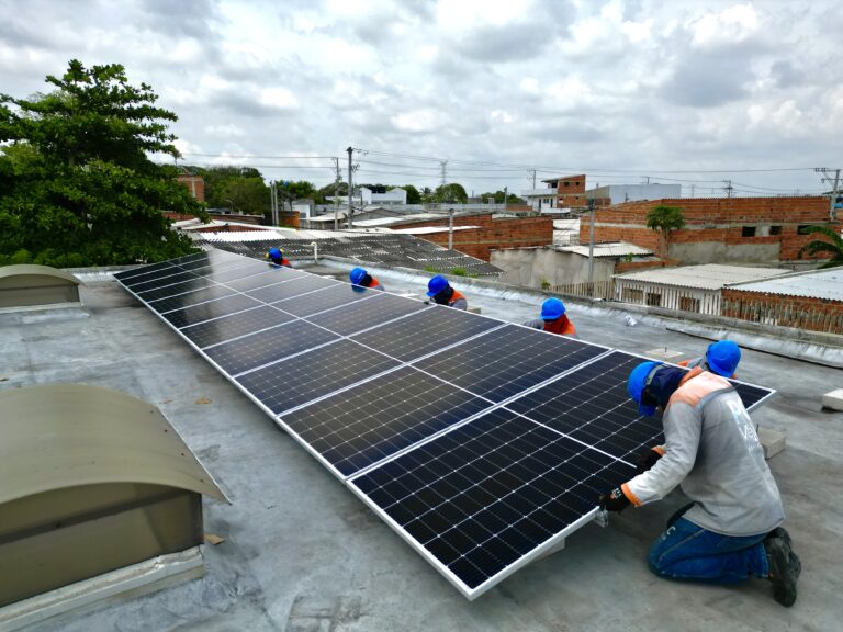 Hombres instalando paneles solares