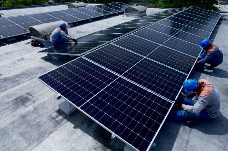 Personas instalando  paneles solares 