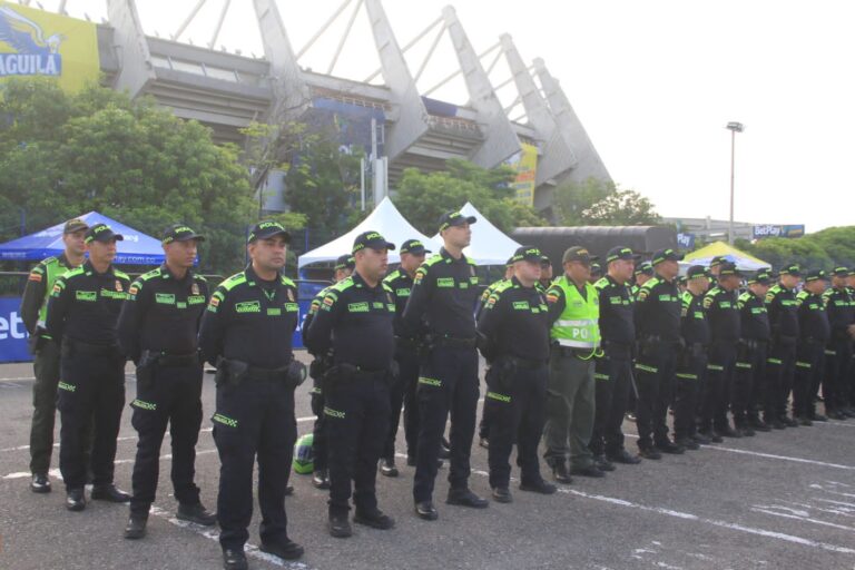 Policías en filas estadio Metropolitano