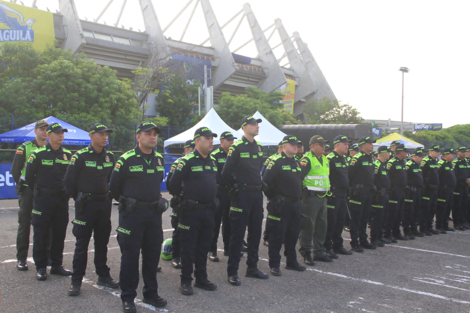 Grupo de Policías en el Estadio Metropolitano