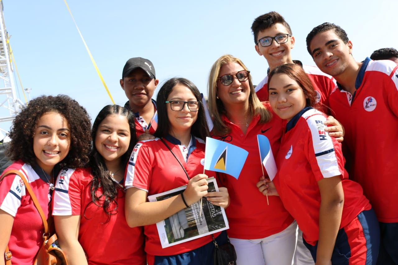 Estudiantes posan con Secretaria de Educación