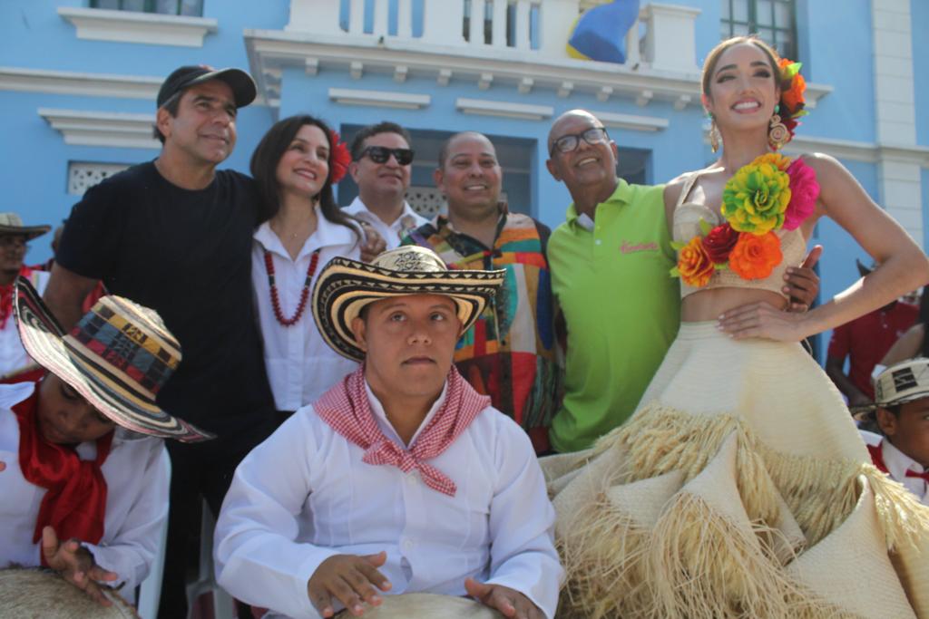 Alcalde Char con personas carnaval