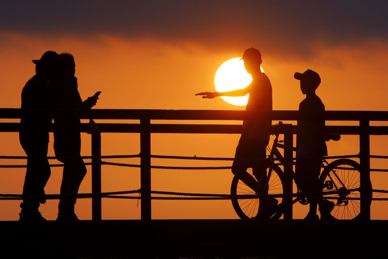 Personas observando atardecer