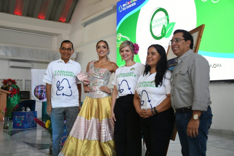 Personas reunidas en lanzamiento Carnaval Sostenible