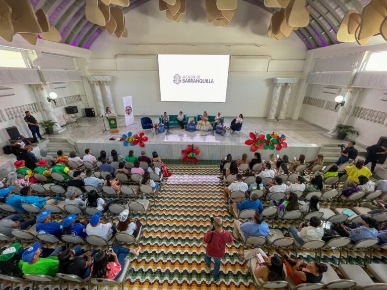 Personas socializando en auditorio