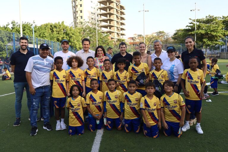 Personas en cancha de fútbol