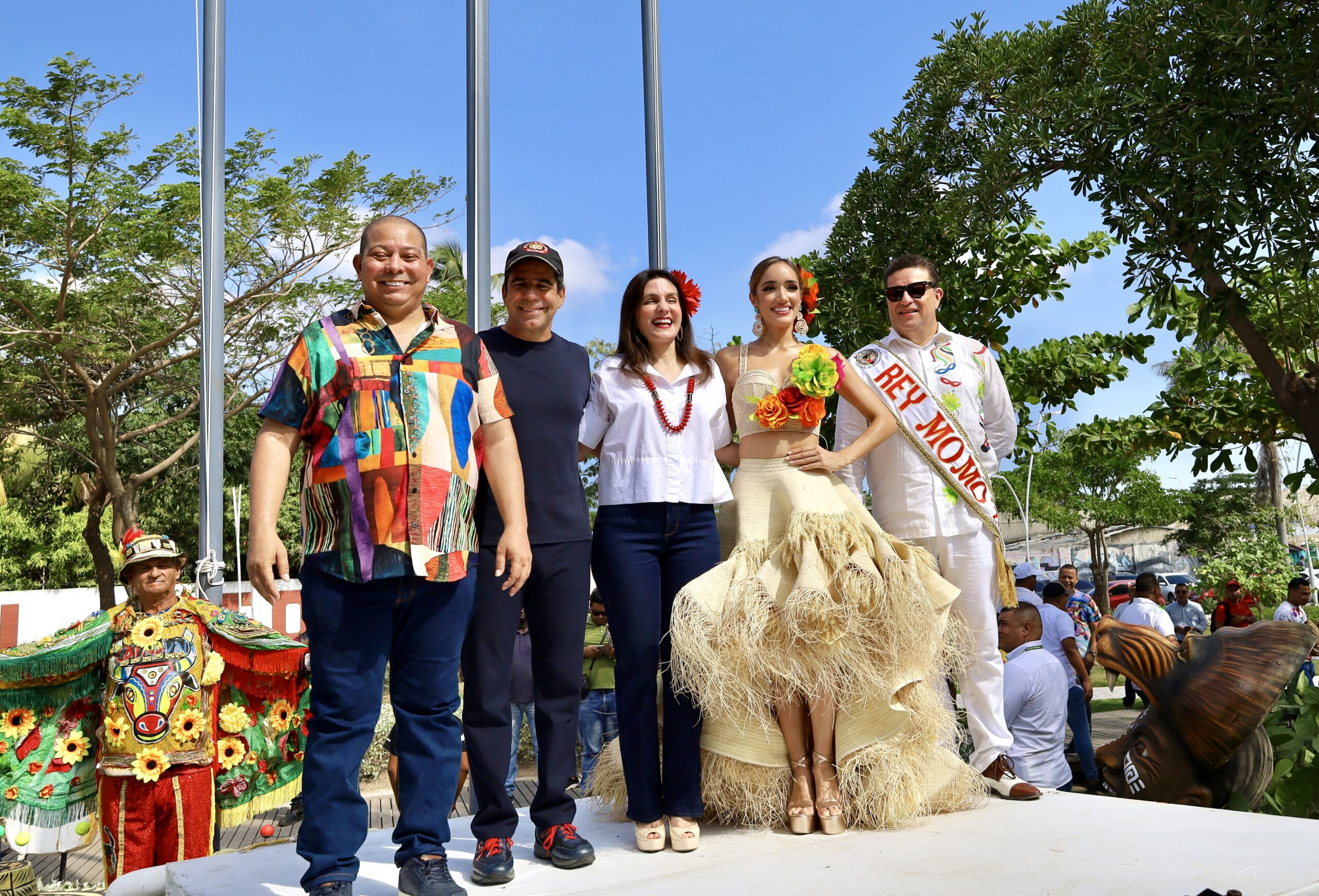 Alcalde Char posando con personas carnaval