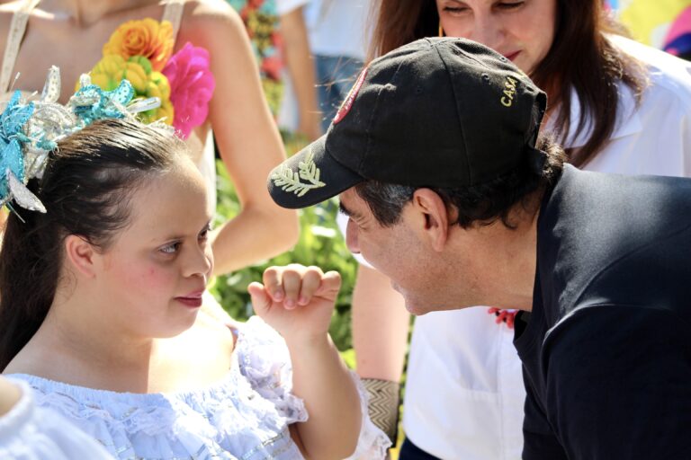 Alcalde Char con niña síndrome Down 