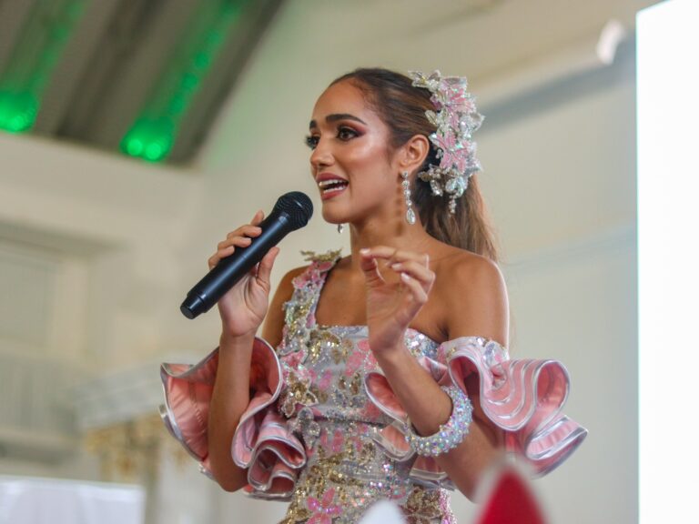 Reina del Carnaval hablando en evento