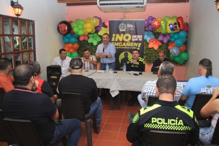 Jefe oficina seguridad socializando con comerciantes