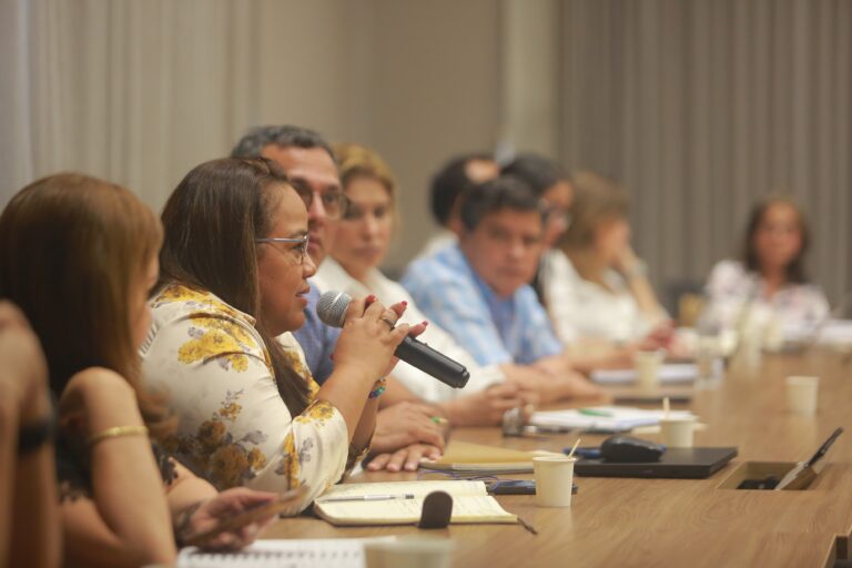 Mujer dirigiéndose al público  