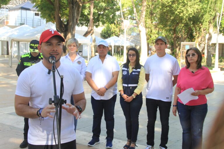 Personas escuchando al Secretario de Gobierno