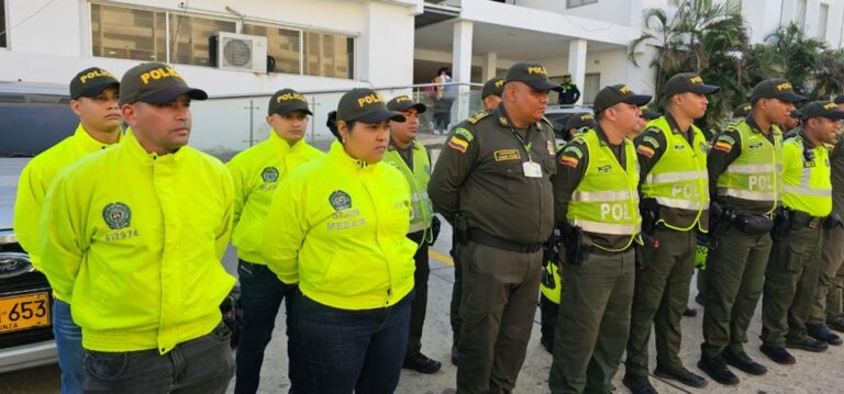 Policías formados en fila