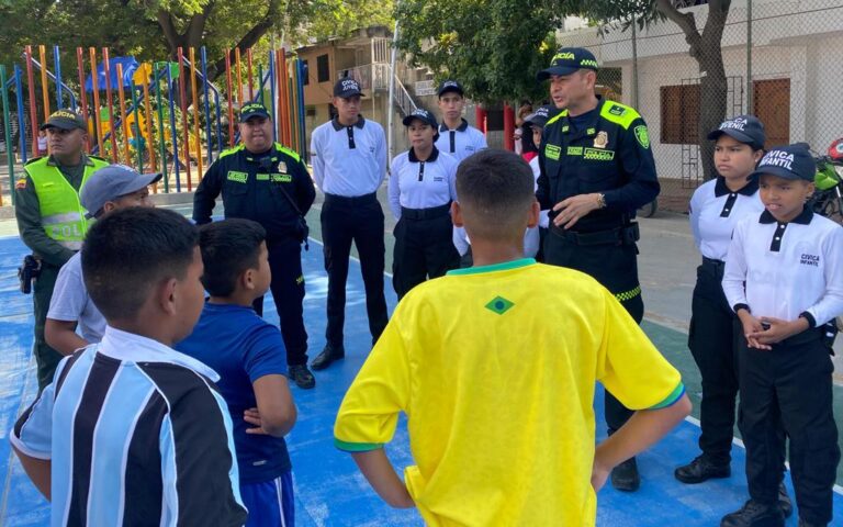 Niños escuchando a los policías