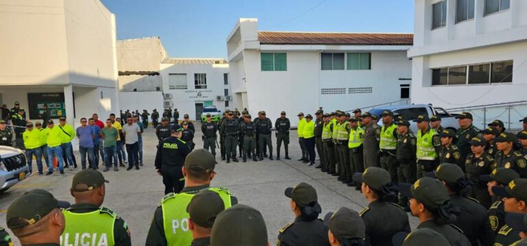 Policías recibiendo instrucciones